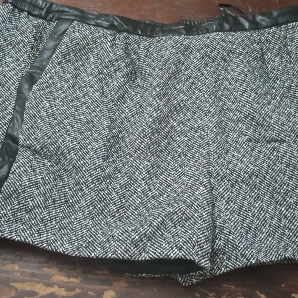 Forever 21 black / White shorts